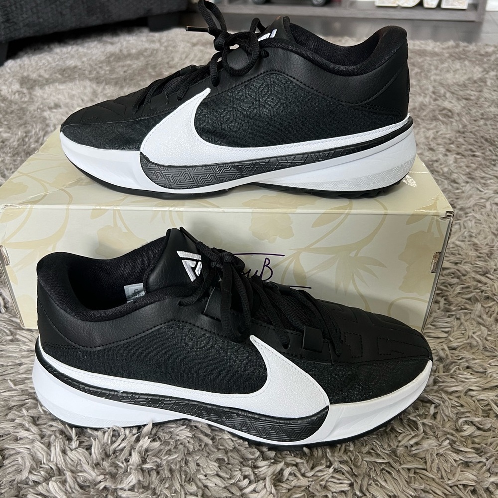 Men’s Nike basketball shoes. Size 8.5
